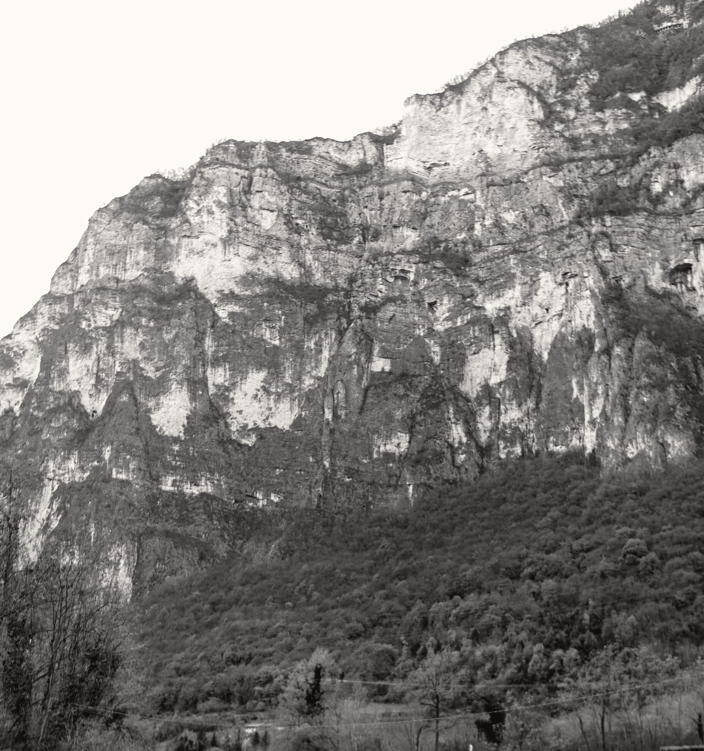 parete-rocciosa-bn