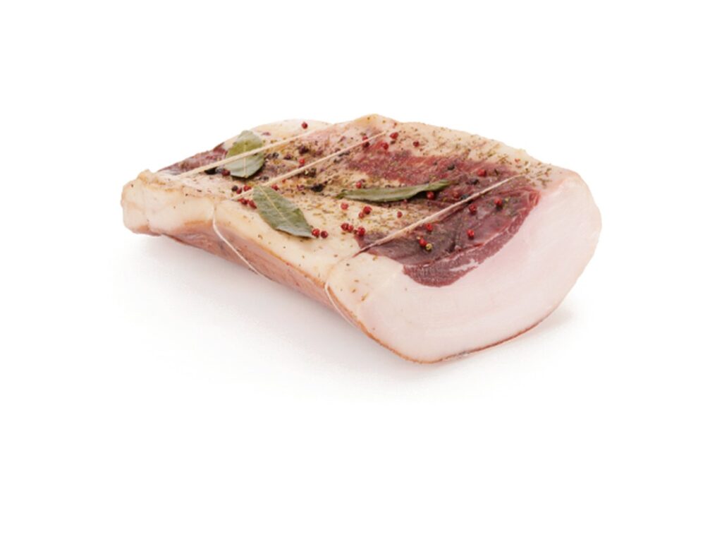 Lardo teso di montagna Fratelli Billo: tagli grossi venati di magro, salati a secco con spezie e aromi tipici delle Dolomiti, lenta salagione